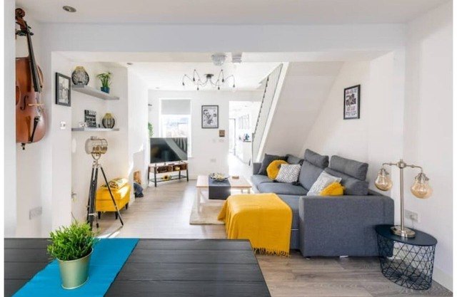 The Hollywood - Large Beautiful 3 Bedroom House