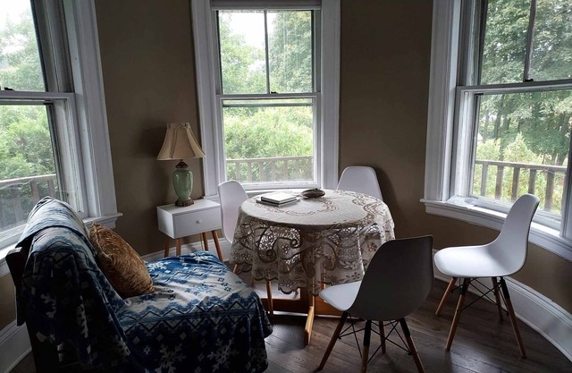 The home of a Masonic Lodge Master from 1900. A 2 bedroom 2 bath condo.