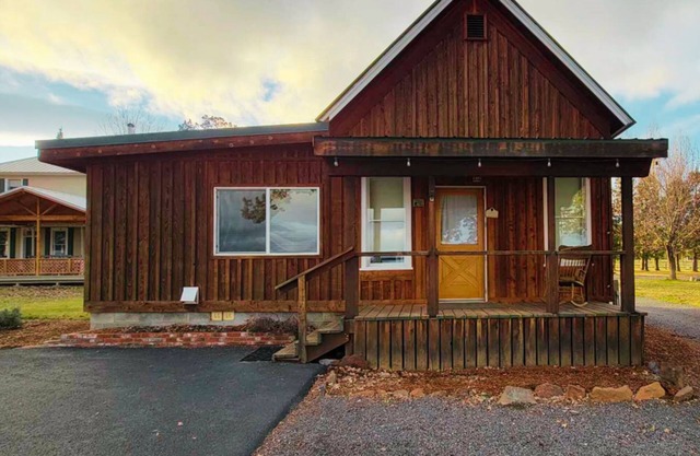 The Homestead a charming & historical 1-Bed/1-Bath-Trail Rides, Fishing, & Hikes