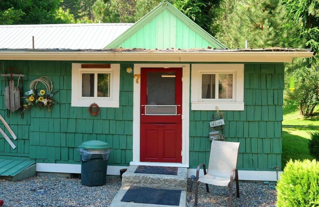"The Homestead"- Cabin 7