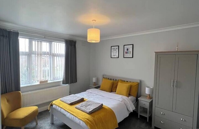 Deluxe 3 bedroom, near Racecourse/Hospital/Town