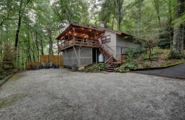The Honey Pot- peaceful cabin -fireplace and deck