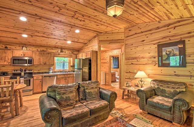 ‘The HoneyBee’ Cabin w/ Private Porch + Hot Tub