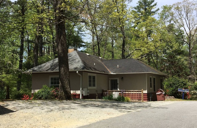 The Honeysuckle Cottage 2 bedroom 2 bath sleeps 5- Located in Flat Rock, NC