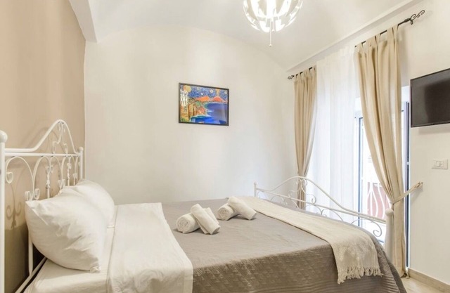 La maison est située au cœur de Naples, à proximité de la via Toledo et de la via Chiaia.