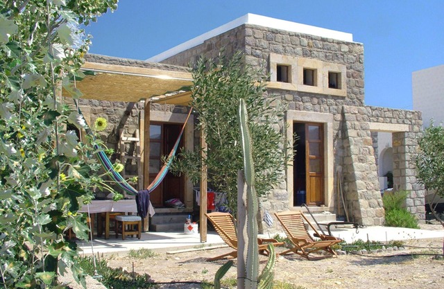 La maison est en pierre, 2 confortables et au calme pas du centre.