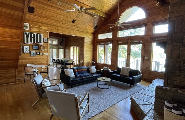 The Houston House! Gorgeous Lake front cabin, w/ two level dock and grill house