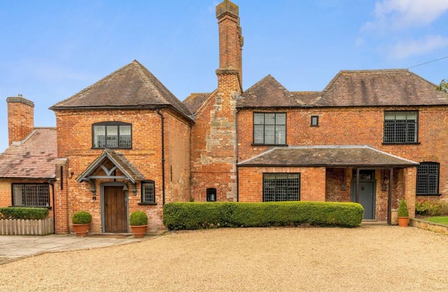 The Hunting Lodge at Ragley Estate - sleeps 16 guests in 7 bedrooms