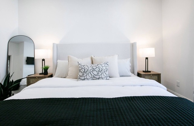 The Hurley, 3BR Cozy Townhouse by VelvetDitchVilla