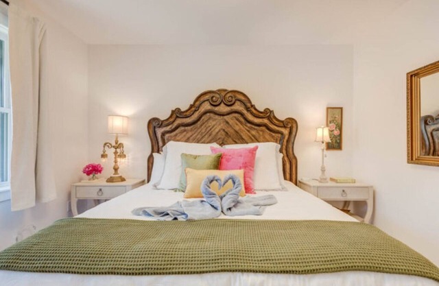 The Ivory Pearl Room/With the best rooftop view in Manteo!