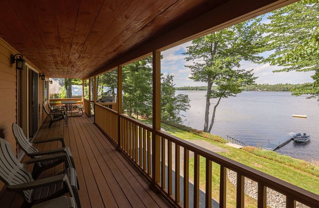 Charmant chalet au bord du lac sur le magnifique étang de chimio près de l'Acadie et de Bar Harbor, ME