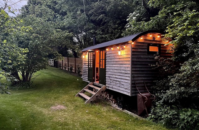 The Jolly Potter Luxury Equipped Shepherd's Hut