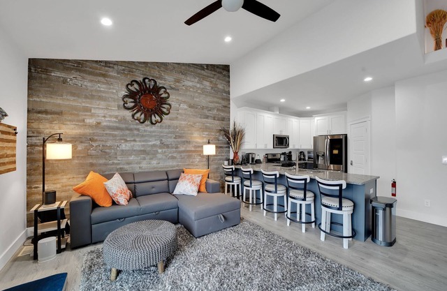 The Jolly Rancher, Luxury Furnishings, Jet Tub, Fenced Yard, Corporate and Vaca