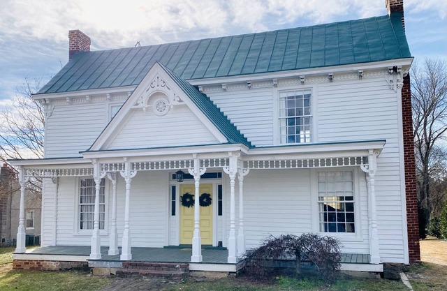 The Jones House: 5 min to VIR, historic 5-bed home