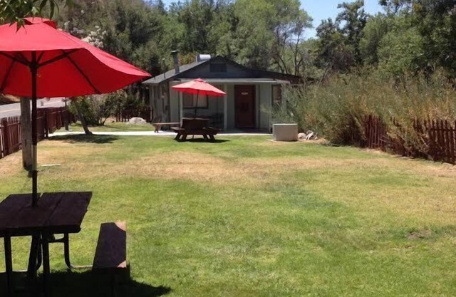 Le Kaweah River Cabin peut accueillir jusqu'à 8 personnes, situé à 3 minutes de l'entrée