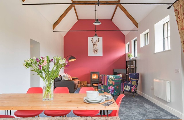 The Kennels by Bloom Stays - sleeps 4 guests in 2 bedrooms