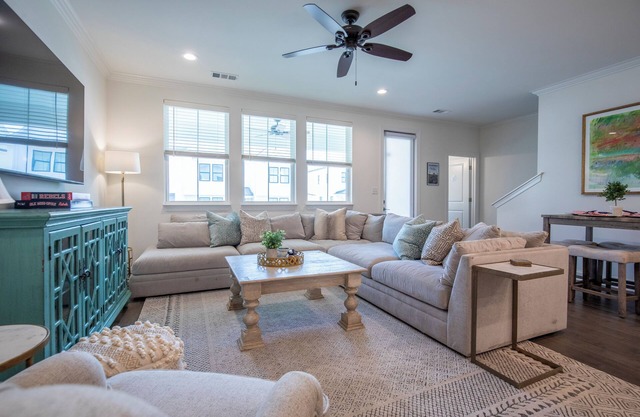 The Kiff Inn – Modern 3BR Condo Sleeps 9, Ensuite Bathrooms & Pool