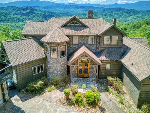 The King Of The Mountain - 6617 Sq Ft sleeps 22 amazing mountain views, Private Indoor Pool