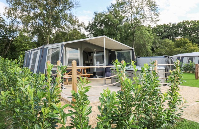 THE KINGFISHER, family friendly, with hot tub in Rhayader