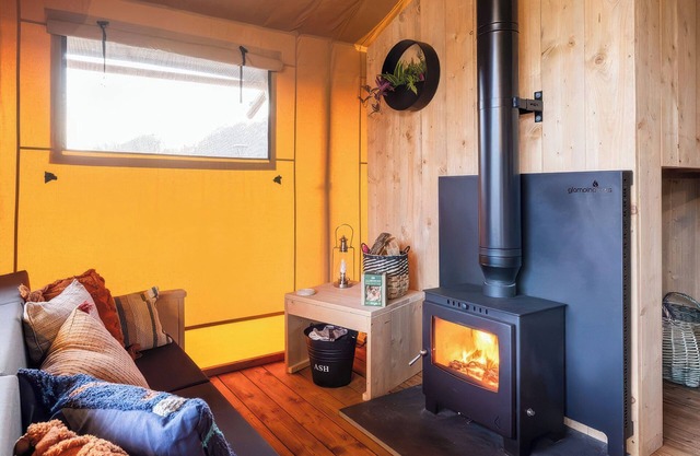 THE KINGFISHER SAFARI TENT, pet friendly, with hot tub in Greenfield