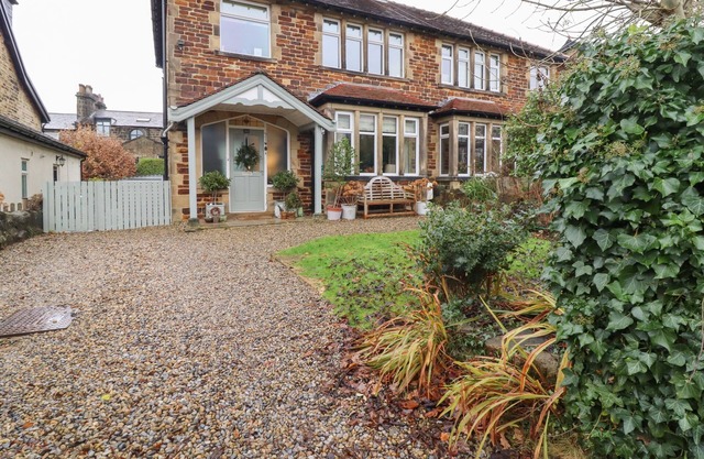 THE KINGSWAY, family friendly, character holiday cottage in Ilkley