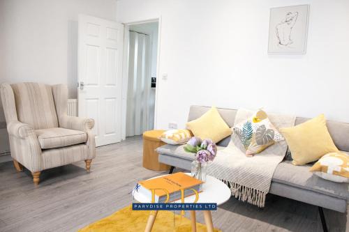 The Knutton House - Spacious & Elegant 3BR By Parydise Properties - Leisure & Business Stays - Sleeps 7