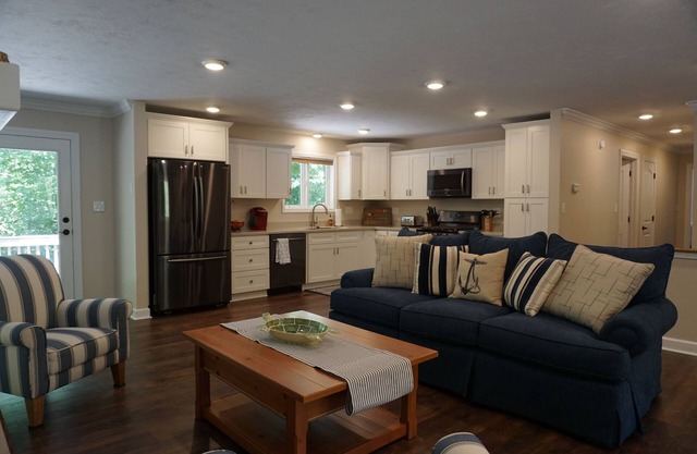 LA MAISON DU LAC à Grand Rivers: Executive 5 bed / 3 bath Home with 3500 sq. Ft.