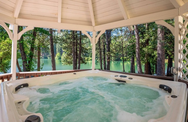 The Lake House - Beachfront w/ AC & Hot tub!