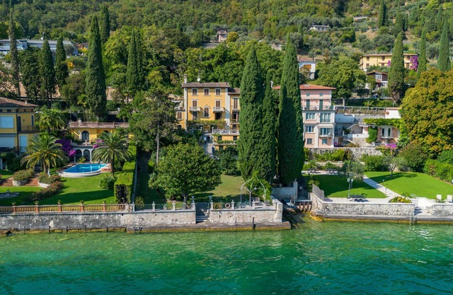 The Lake is Our Pool ♡ Frontlake Villa & Park / Sleeps 12 +1 Baby / Pet Friendly