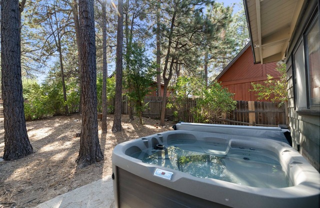 The Lakehouse Cabin - Located close to the Lake! NEW Hot tub, Smart TV, and WiFi!