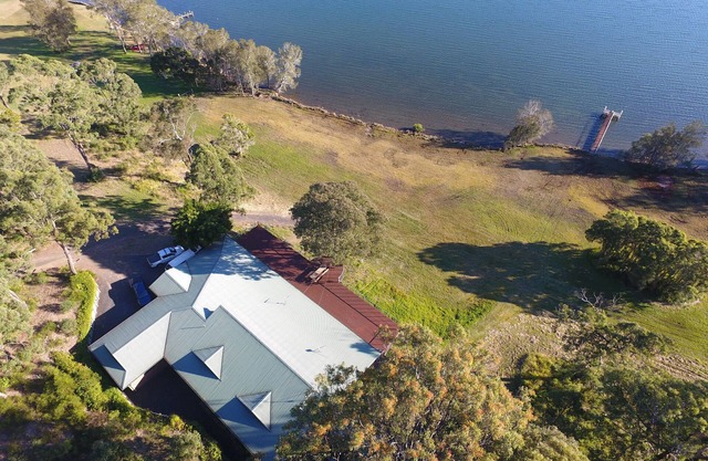 The Waterfront Lakehouse - SLEEPS 12 Confortablement dans 6 chambres à coucher et 3 salles de bain