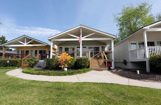 The Lakeside Cottage with 2 docks, pet friendly in Hiawassee, GA