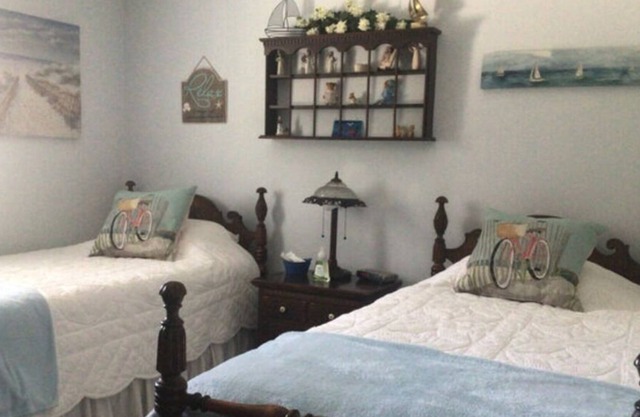 The Lakeside Room w/ two twin beds