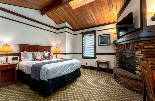 The Landing 204 Queen Suite with Jetted Tub