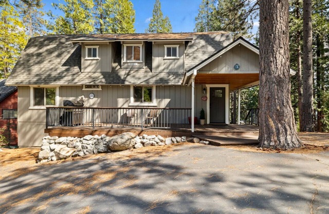 The Laughing Pig – 9-Bedroom Family Cabin for 33 with Game Room, Fireplaces & Huge Outdoor Firepit