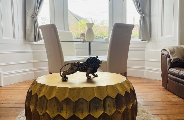 THE LAZY LION - Spacious 2 Bedroom - Town Centre Holiday Home Apartment