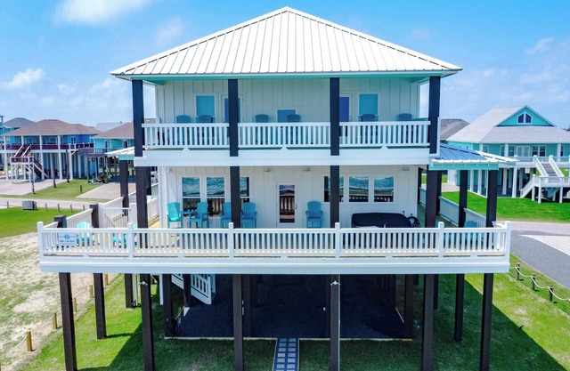 The Lazy Turtle, Beachfront, 9/9, Sleeps 30, Hot Tub, Sister to Moon Pye