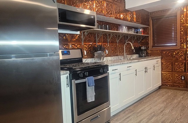 The Leelanau Sleeps 4 Fiber Optic WI-FI Close to Traverse City Crystal Mountain
