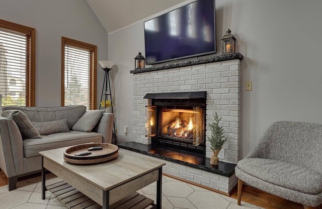 The Light Forest Chalet- minutes to beach, skiing and more!