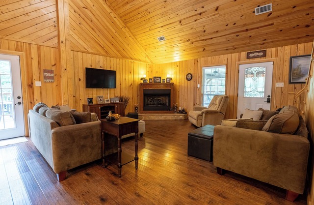 The Lillie Pad! Beautiful cabin just minutes from Lake Quachita!!