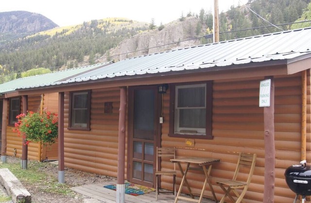 Lily Cabin - Cozy Cabin with Mountain Views