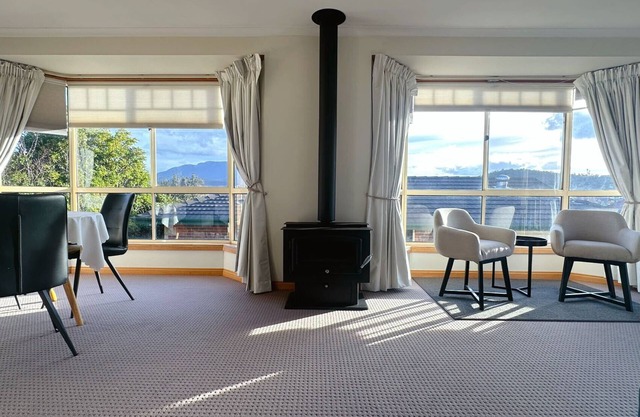 The Lindisfarne Loft - close to CBD and Airport