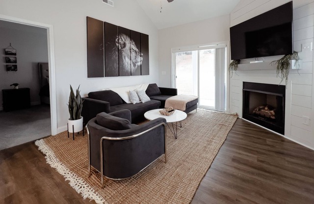 The Lion's Den- a Family & Pet-friendly home w/Massaging Bed, Fireplace & Games,