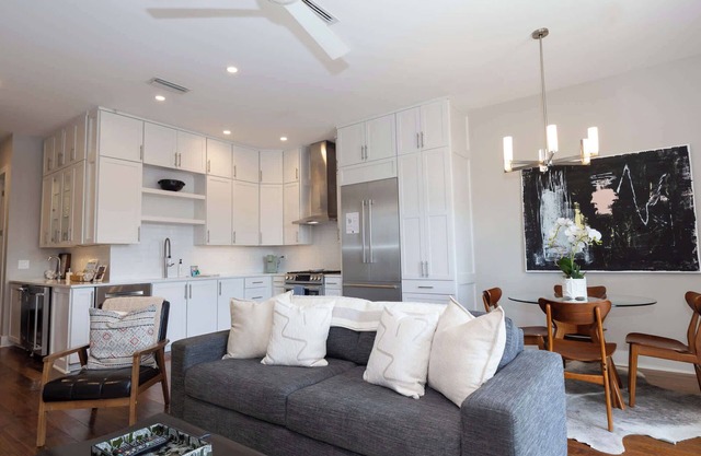 The Little Easy - Luxurious Condo on the Square by Apex Short Term Stays
