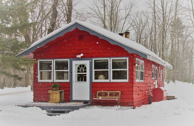 La petite cabane rouge! Près de tout VT! Saison d'hiver disponible!