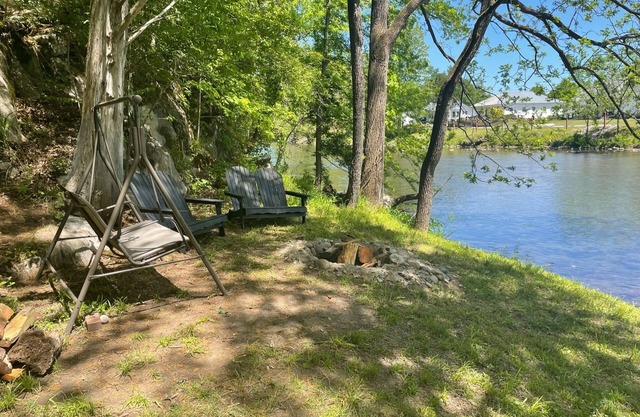 Peaceful 3-Acre Farmhouse/Private River access/Hot Tub/Fire Pits/Romantic