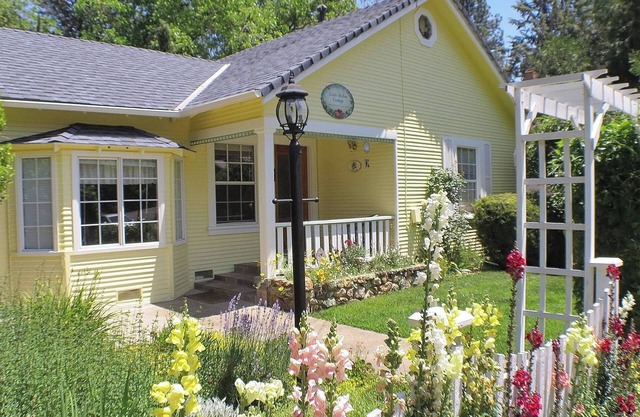 Adorable Cottage près du centre-ville - Little Yellow