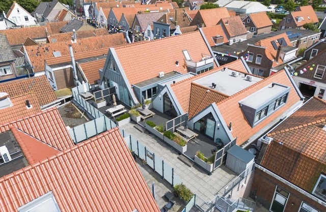 Découvrez le village animé à l'avant de l'appartement et une jolie terrasse ensoleillée à l'arrière!