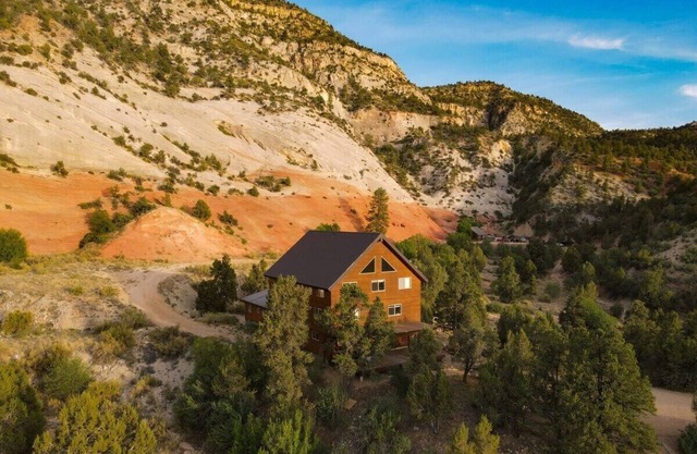 The Lodge at East Zion (sleeps 36) w/Resort Pool