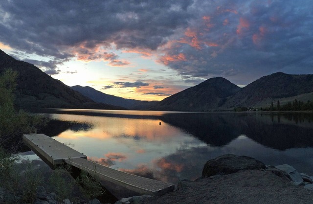 6000 pieds carrés loge sur 300 'du secteur riverain sur le magnifique lac Palmer dans l'Okanagan